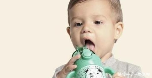 保温杯里不能装4种“水”,有害物质都会被释放,家长别再坑娃