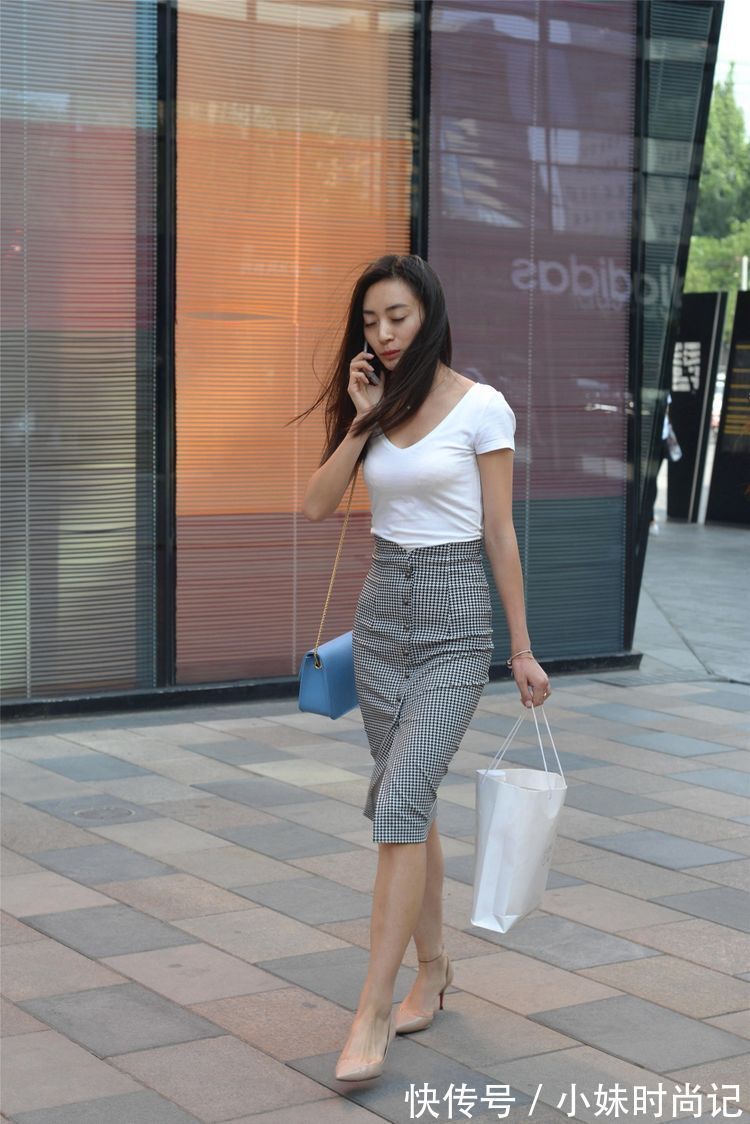 身材高挑 街拍:小姐姐搭配白色裙子,露出肩膀和锁骨,短发显得人很精神!