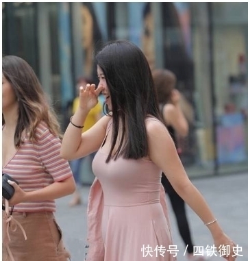 街拍粉红连衣裙穿搭,走在街上,彰显出年轻辣妈的时尚品味