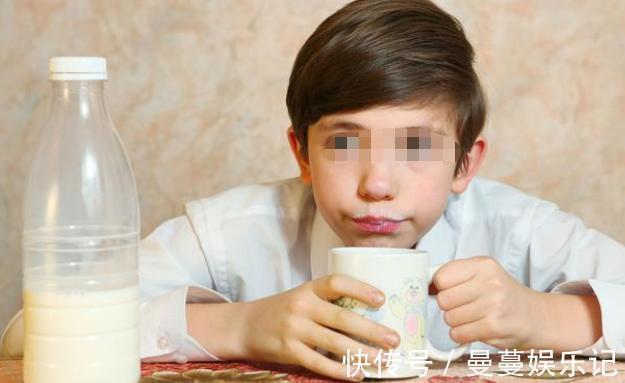牛奶|双胞胎弟弟长期吃钙片,哥哥天天喝牛奶,3年后兄弟俩身高差距大