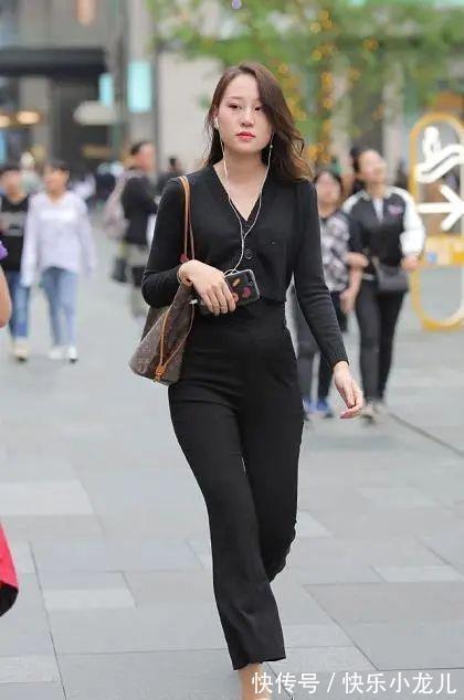 打底裤 黑色紧身打底裤搭配运动鞋,动感时尚,尽显女性美感