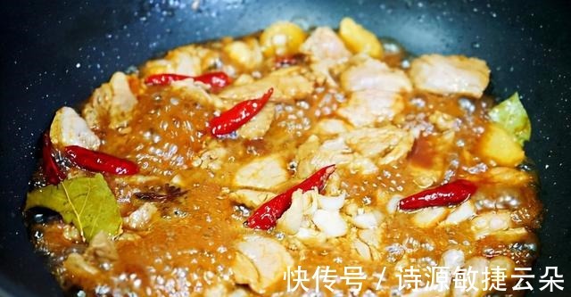 豆角炖肉再焖点小卷子，卷子浸满汤汁，豆角炖得也香，超级惬意！