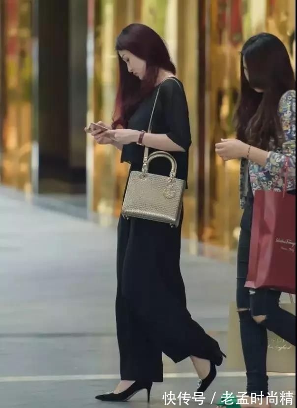 一身黑色|街拍: 逛商场的性感长发美少妇, 一身黑色阔腿裤, 贵妇气质倍增!
