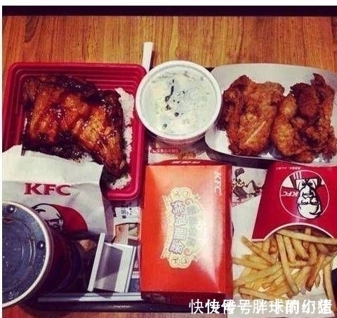 中途|小伙一人去肯德基吃饭,中途想上厕所,一个做法服务员没收走盘子