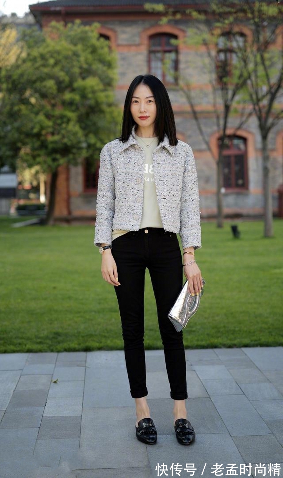 毛线衫|路人街拍,白色的毛线衫搭配蓝色牛仔裤,尽显玲珑身姿