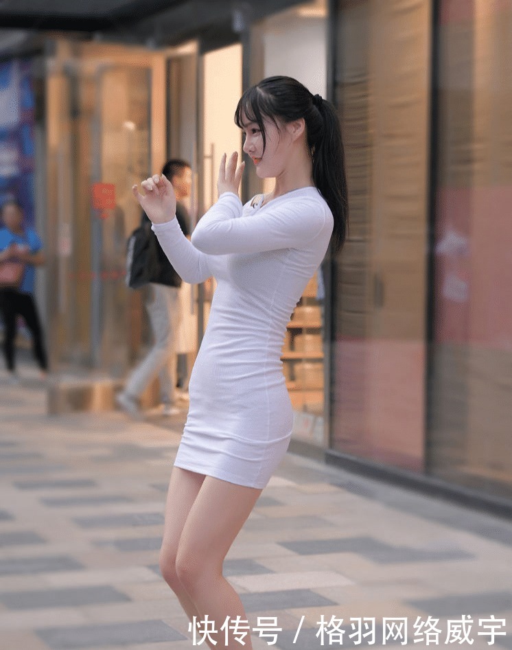 白色|小姐姐身穿白色修身连衣裙,在街头载歌载舞,妩媚动人!