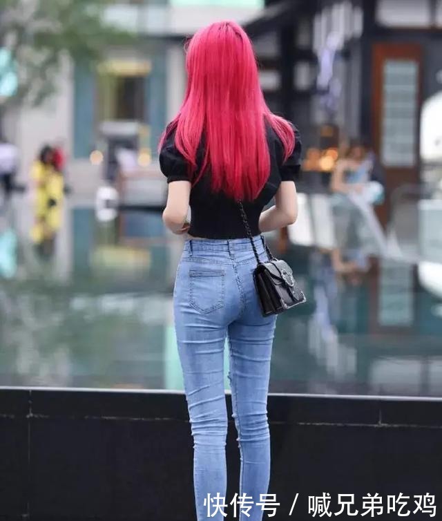 路人|秋冬的穿搭追求时尚的个性,让造型变得亮丽好看,与路人情说再见