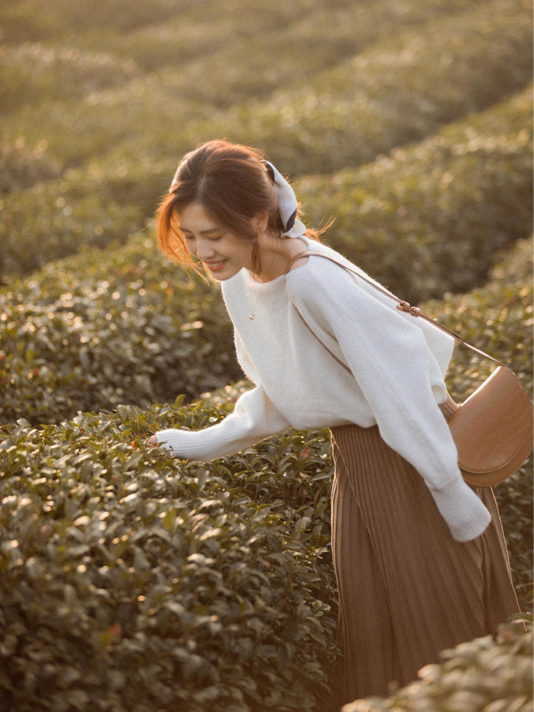 牛仔裤|秋季,针织衫是衣柜必备,搭配牛仔裤高级时髦,极简穿搭照样高级