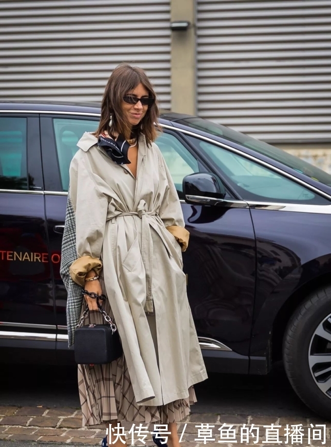 风衣下面不一定穿裤子,今年流行这样穿,显高又时髦,拯救小个子