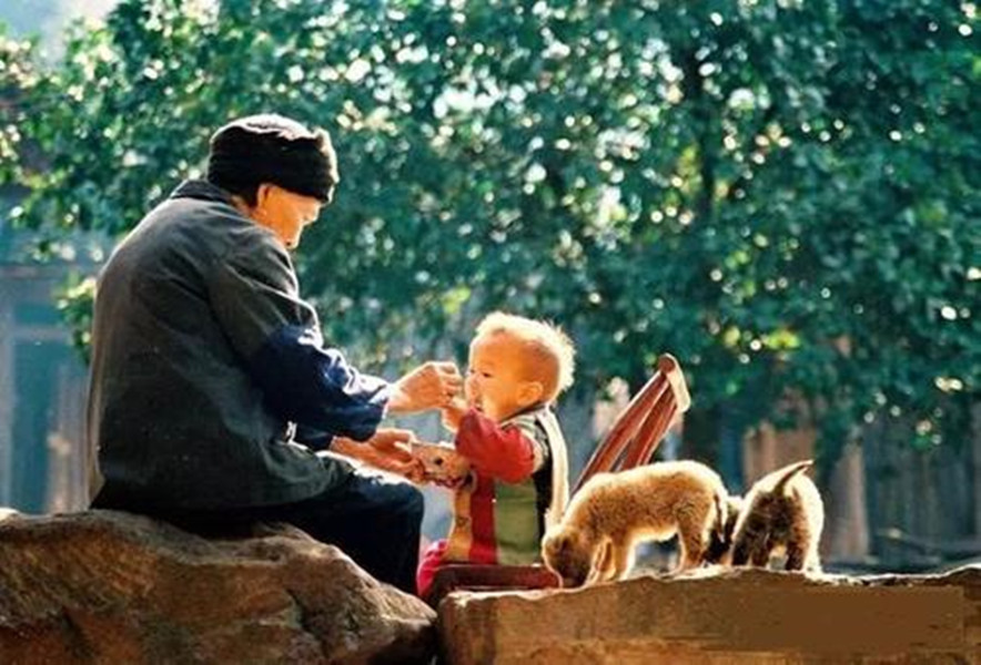 父母|老人帮子女带娃,超过这个年龄就该退出子女生活,越晚越不受待见