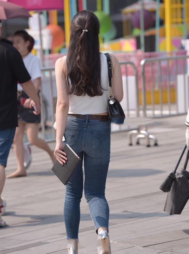 牛仔蓝 精致大方的打底裤充满美俏的魅力,体现美女娇柔的姿容,略显低调