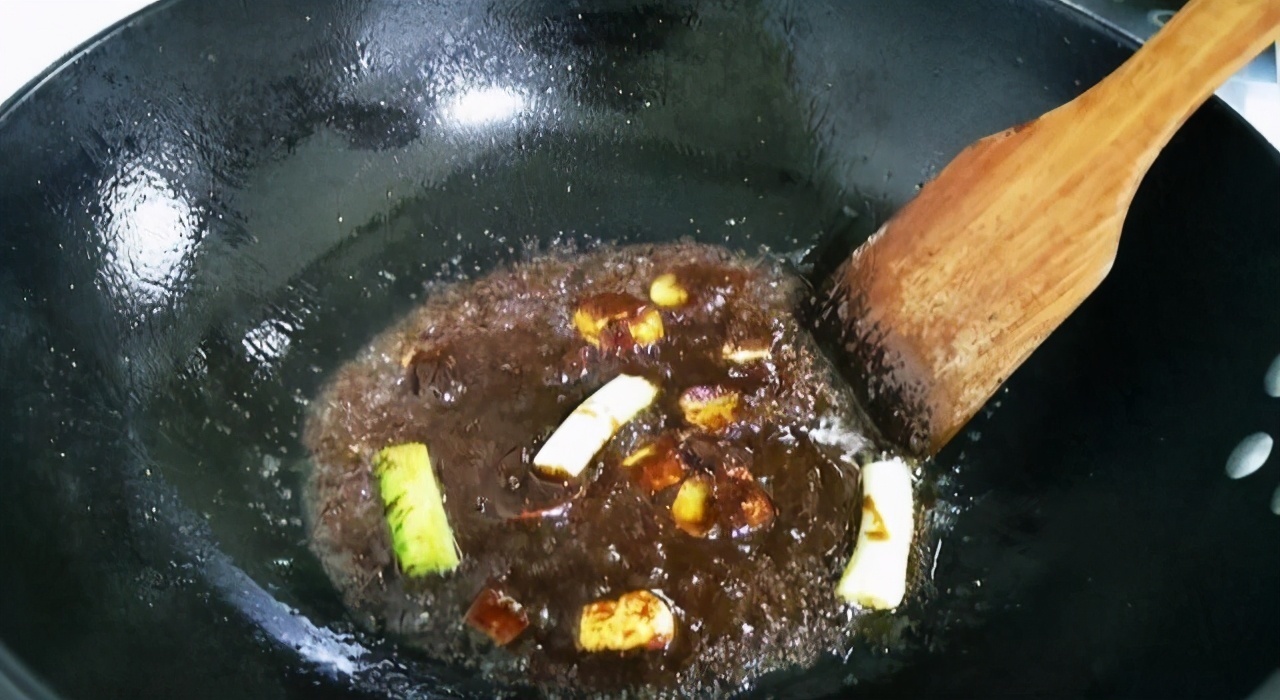 油炸|做鱼时,去腥加料酒和醋都大错特错,大厨教你正确做法,上桌扫光