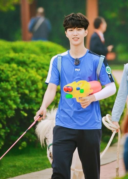 青春环游记3要换人?新MC剪影似吴亦凡,网友:除了沈腾都不爱