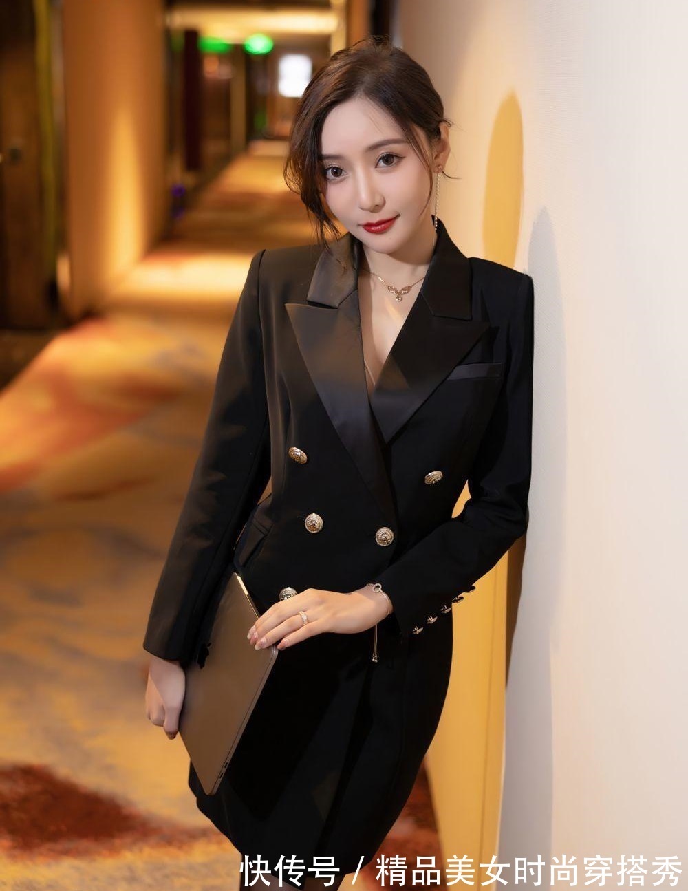 知性 干练知性的西装裙搭配黑色的丝袜与高跟鞋,性感时尚又温柔甜美