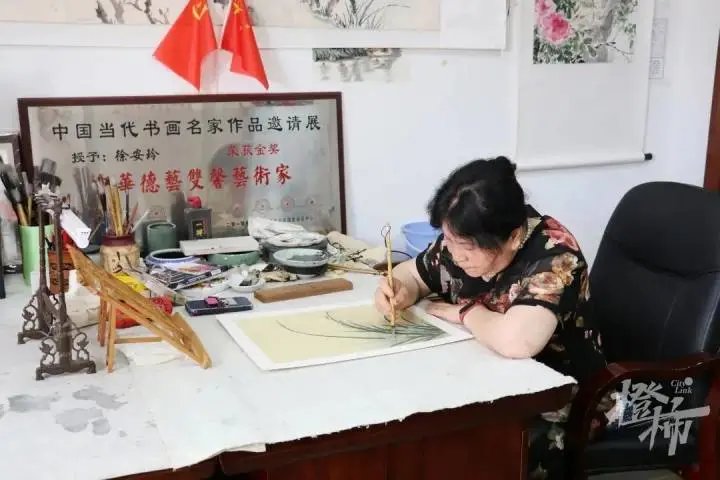 中国画|58岁开始学画画，70岁拿下中国美院书画双学位！励志大姐上热搜