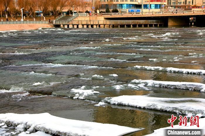 新疆孔雀河河面冰棱景观美不胜收