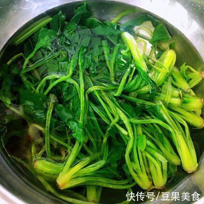 这道#元宵节美食大赏#鸭血炒菠菜比大厨做的还好吃