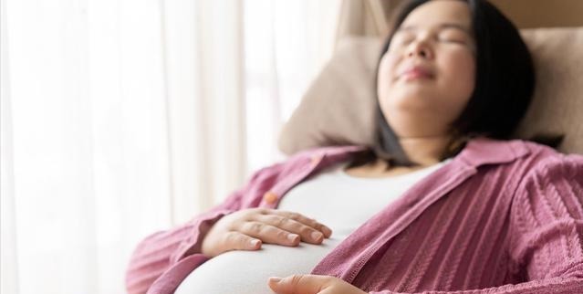 睡姿|孕妇睡觉时会压到胎儿吗?孕期睡眠姿势有讲究,孕妈早了解别做错