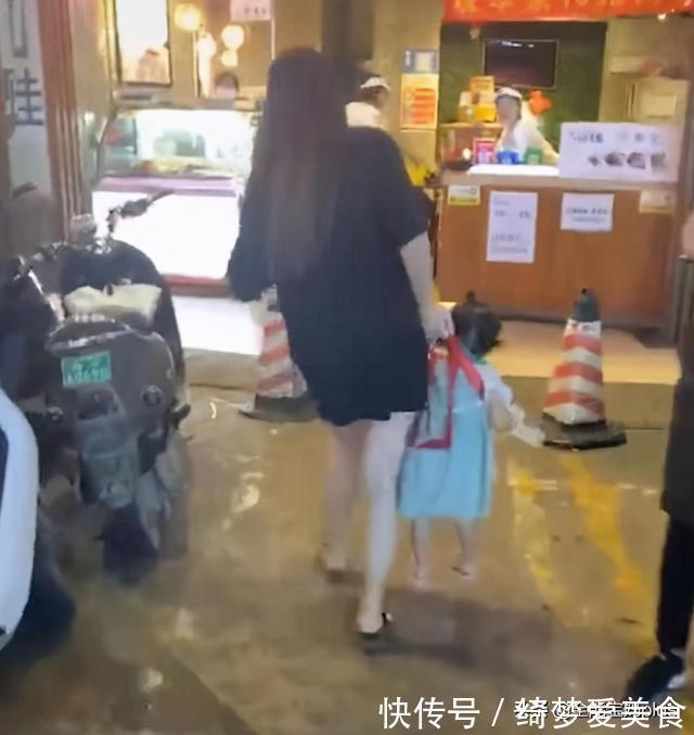 孩子|“没被小姨带的童年不完整”奶奶带娃已退潮，网友：这是谁带谁？