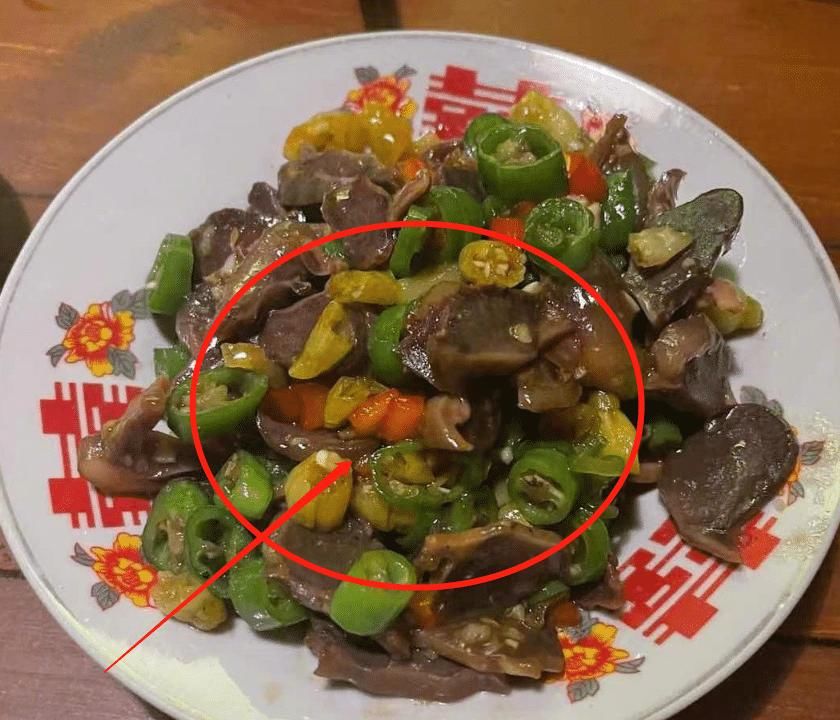 盘子 王源下厨做饭晒美食，放辣椒超有食欲，我却在关注盘子上的囍字