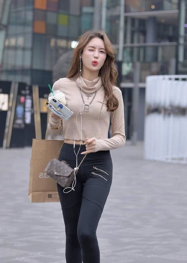 卡其色|路人街拍,美女卡其色针织衫搭配健美裤,女人味尽情绽放