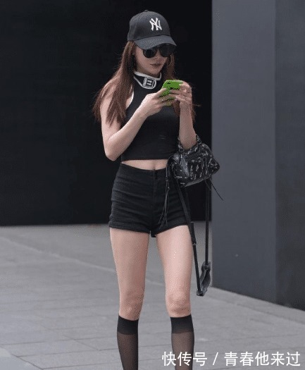 天气|39度的天气下，袜子穿到膝盖上，走起路来不嫌热吗