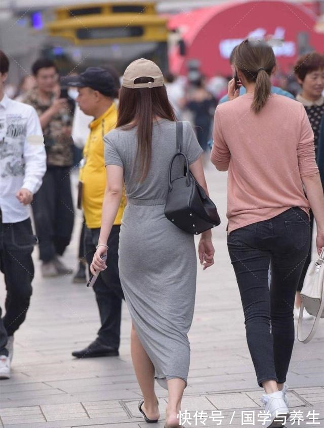 时尚感 灰色套装裙子,褶皱设计提升时尚感,搭配鸭舌帽又“酷”又“飒!