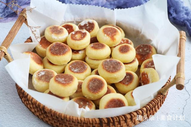 山药里加2个鸡蛋，比面包好吃，比包子简单，女儿一口一个停不了