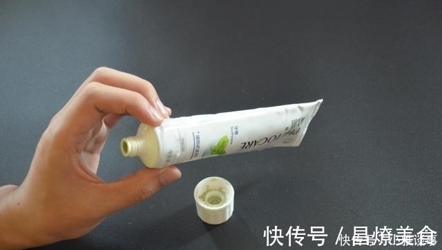 浩浩|4岁男孩掉入油锅,奶奶的行为救了孙子,医生称赞:平时没少看书