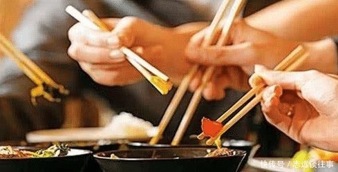 中国|筷子不能吃披萨?一位中国人在国外用筷子吃披萨,引起了围观