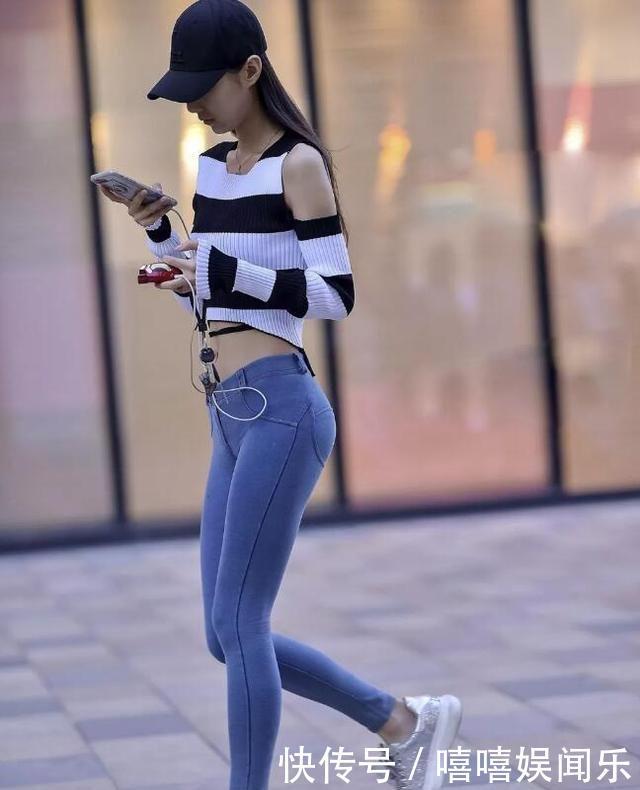 打底裤真洋气,展现街头美女的优雅气质,轻松抓住秋天的尾巴