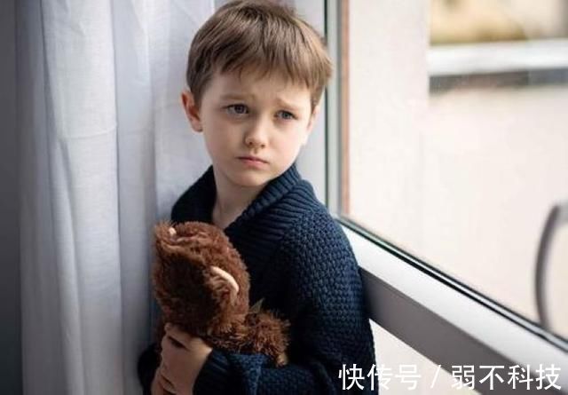 小男孩|熊孩子偷吃了一颗葡萄，嘴巴变成了香肠嘴，医生看了都憋笑