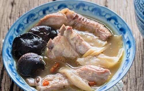 炖排骨时，先焯水就错了，多加这2步，排骨又香又嫩，不柴也不腥