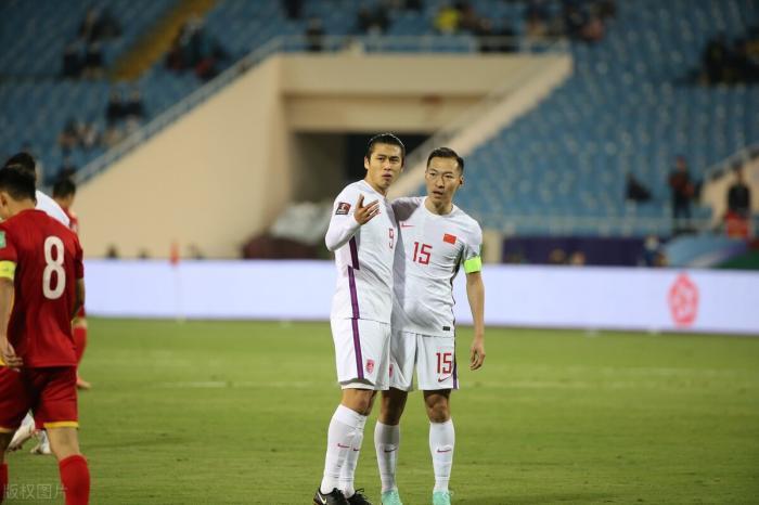 李铁|李铁除了怼球迷、带货,还做了2个错误决定,毁掉国足两核心中场