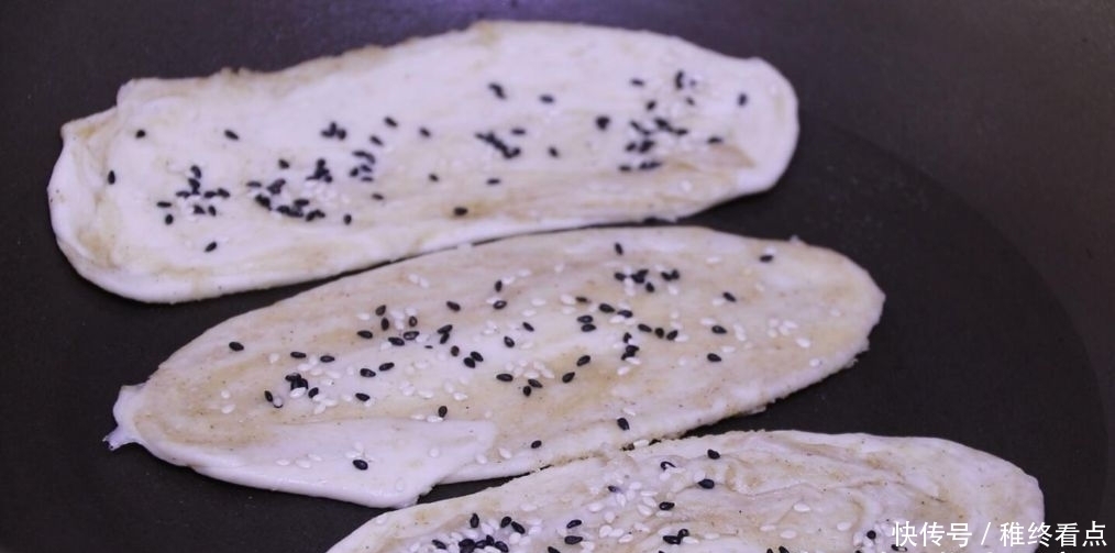 这是椒盐酥饼的做法,咸香可口,外皮超酥,轻轻一碰就掉渣