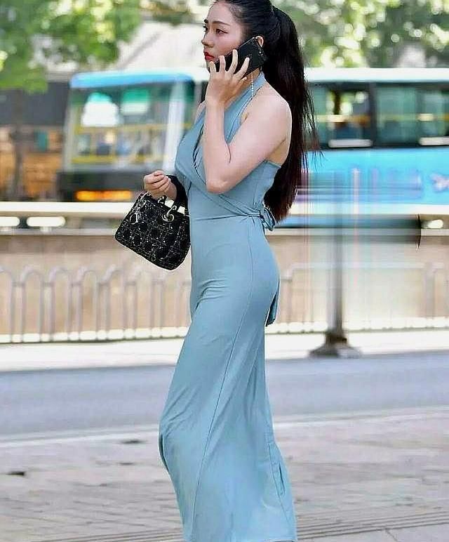 浅蓝色飘逸连衣裙，让你时尚出街，展现青春活力