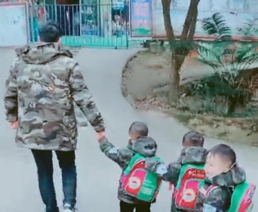 “手忙脚乱奶爸”送3胞胎儿子上学走红，奶爸：一个头两个大