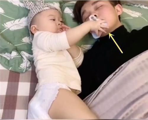 宝宝|因呼噜声太大，宝爸被亲生儿子当场“报复”，宝妈在一旁乐坏了