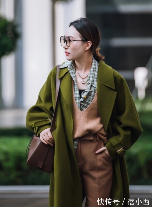 方头靴|穿大衣时别总搭小白鞋,试试配这“4种鞋子”,时髦显高还大气