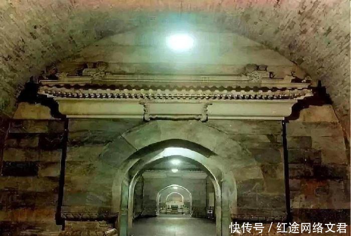 挖开|化粪池下有蹊跷,专家赶紧来抽粪,挖开后大笑:下面埋了个皇帝!