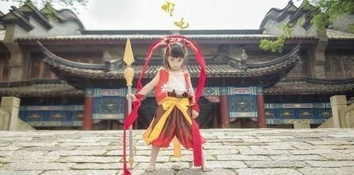 哪吒|父母说孩子“不学无术”,7岁萌娃cos哪吒回击,这样的还原度神了