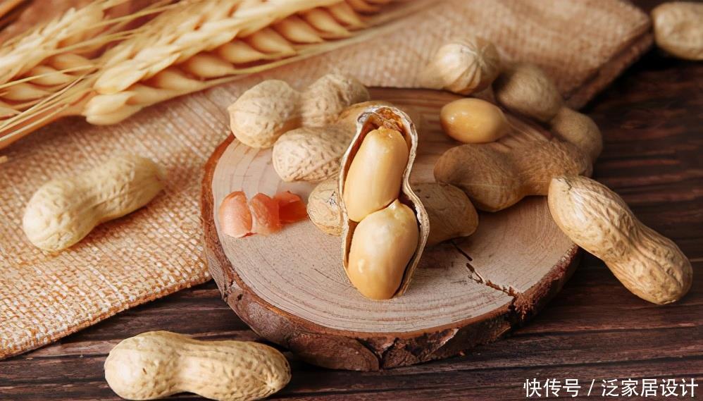 君子兰养护小技巧,土里埋上它,叶片肥又亮