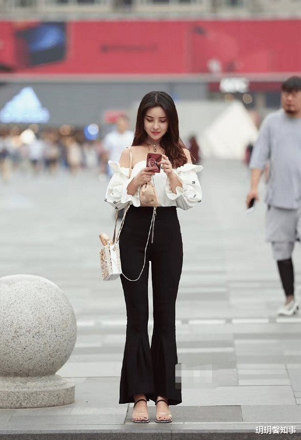 白色一字肩上衣配高腰裤,勾勒出迷人身姿