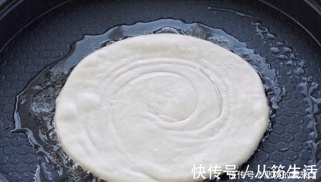 家常烙饼做法，外酥内软又筋道，比油条健康，学会可以出门摆摊了