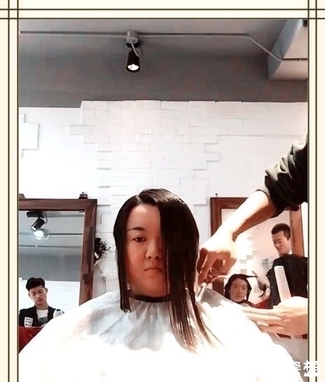 发型 “圆脸胖妹”为显瘦,挑战“公主切”发型,剪完后表情亮了!