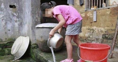 孩子们|“我能尝一口红烧肉吗”,6岁姐姐央求弟弟,妈妈举动不配为人母