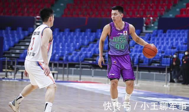 广东男篮|又一个!丁彦雨航遭队友砸伤,他在队内对抗时拉伤,无奈独自回济