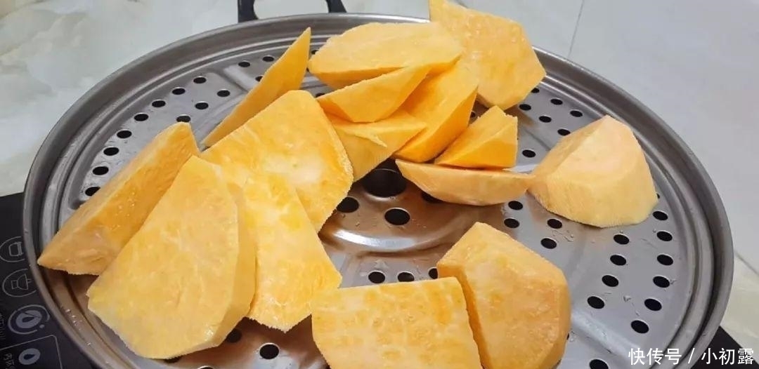 红薯这样做才最好吃,一蒸一切,比豆沙糕都好吃,一口一个真解馋