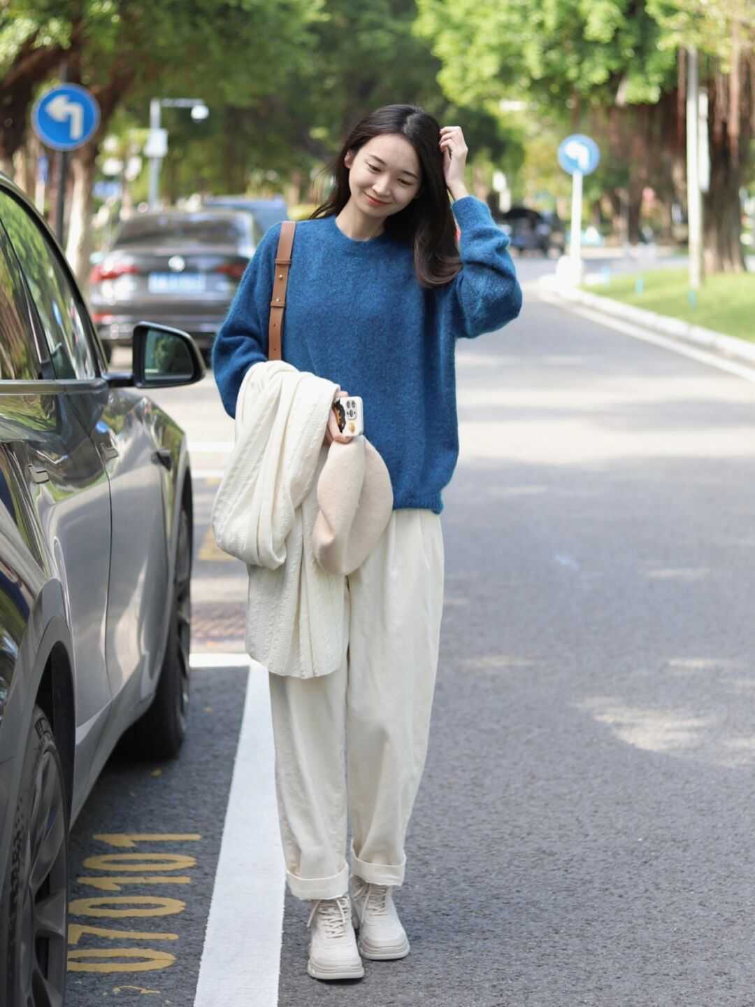 针织开衫 克莱因蓝不好配色?黑白红是标配,棕色米灰也可以“炒”一下CP