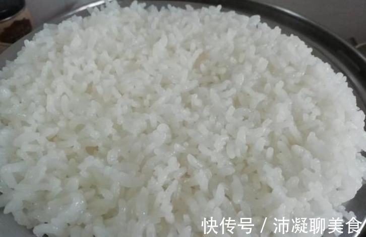 煮米饭时，别只知道放清水！再加这两样，米饭又香又软，颗颗饱满
